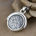 Amulette bouddhiste avec mantras rotatifs