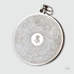 Amulette Bouddhiste Om traditionnelle et symbolique