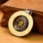 Amulette Bouddhiste en or avec symbole Om