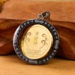 Amulette en or, symbole de paix intérieure