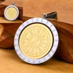 Symbole Om en or sur amulette ronde