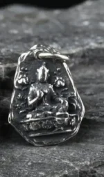 Amulette argentée, essence spirituelle bouddhiste