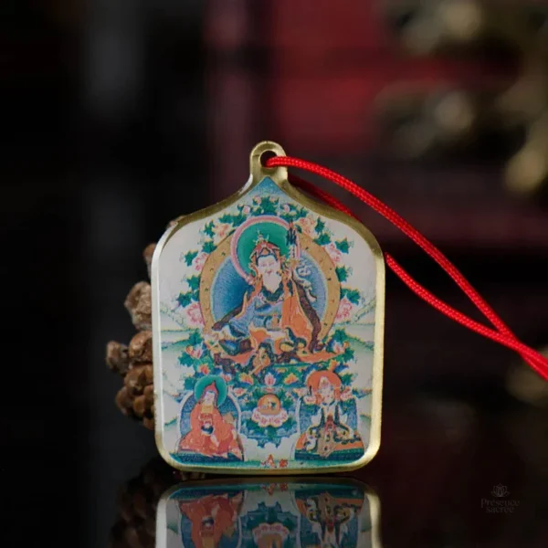 Amulette spirituelle tibétaine avec symboles protecteurs