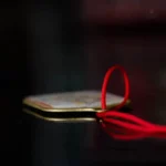 Amulette bouddhiste ornée de motifs traditionnels