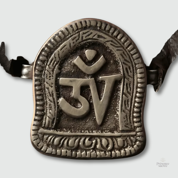 amulette-bouddhiste-tibetaine-ancienne-1 Amulette Bouddhiste Tibétaine Ancienne en métal décoratif