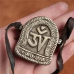 Amulette tibétaine ancienne avec symboles spirituels
