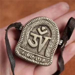 Amulette tibétaine ancienne avec symboles spirituels