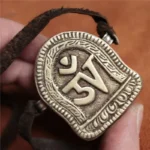 Amulette bouddhiste traditionnelle, design unique et ancien