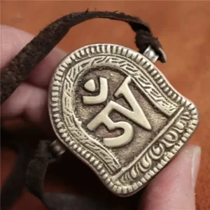 Amulette bouddhiste traditionnelle, design unique et ancien