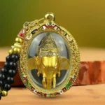 Amulette bouddhiste avec Ganesh, porte-bonheur en or brillant