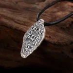 Amulette bouddhiste avec mantra traditionnel tibétain