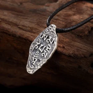 Amulette bouddhiste avec mantra traditionnel tibétain