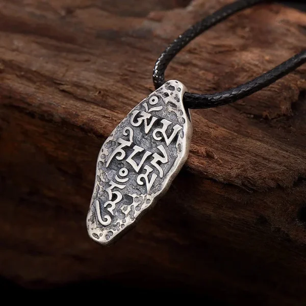 Amulette bouddhiste avec mantra traditionnel tibétain