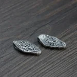 Amulette avec inscriptions tibétaines pour la méditation