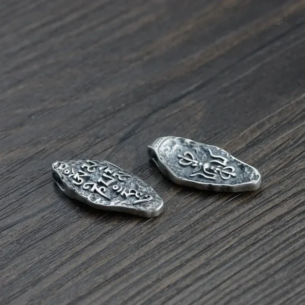 Amulette avec inscriptions tibétaines pour la méditation