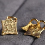 Amulette bouddhiste unique, artisanat traditionnel tibétain