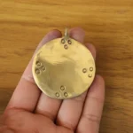 Amulette bouddhiste en laiton, protection et équilibre