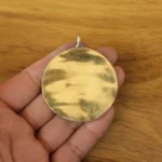 Amulette tibétaine, artisanat traditionnel en laiton