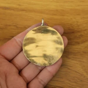 Amulette tibétaine, artisanat traditionnel en laiton