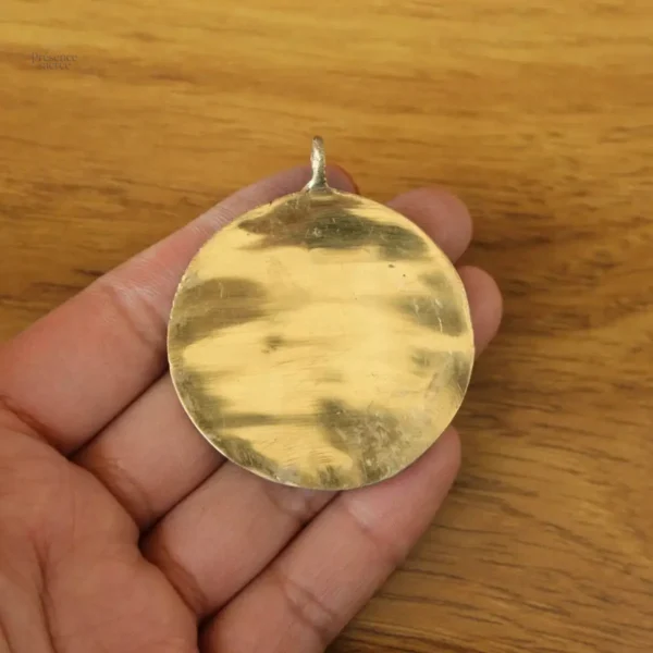 Amulette tibétaine, artisanat traditionnel en laiton