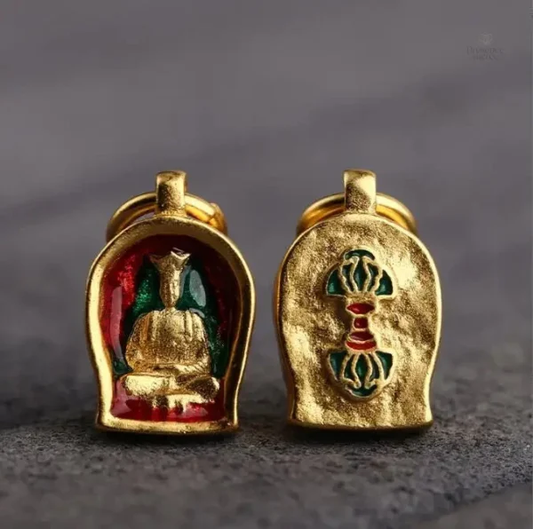 Design traditionnel sur l'amulette Jambhala
