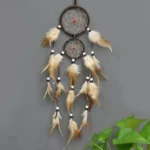 Attrape-rêve avec plume décorative et design élégant