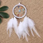 Attrape rêve blanc en plumes décoratives