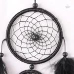 Capteur de rêves noir avec design artisanal unique