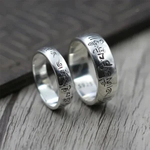 Bague argentée inspirée de la culture tibétaine