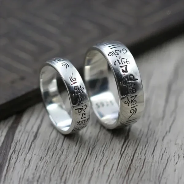 Bague argentée inspirée de la culture tibétaine