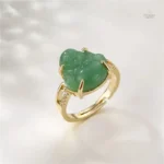Bague bouddhiste ornée de pierre jade