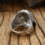Bague spirituelle avec motifs bouddhistes, symbole de chance