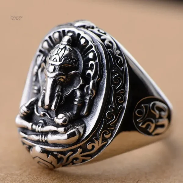 Bague bouddhiste avec motif de Ganesh stylisé