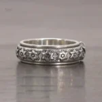Bague bouddhiste mobilisée pour la méditation