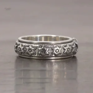 Bague bouddhiste mobilisée pour la méditation