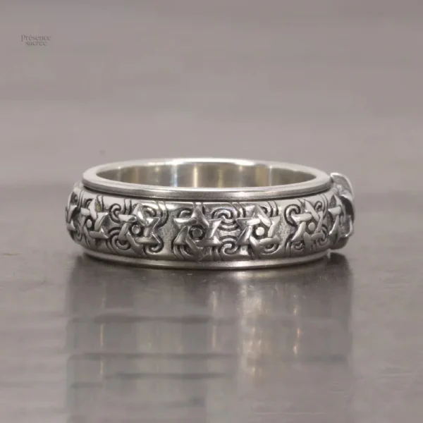 Bague bouddhiste mobilisée pour la méditation