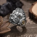 Bague symbolique alliant Bouddha et motifs démoniaques