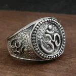 Bijou en argent représentant le symbole Om pour homme