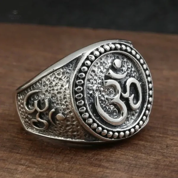 Bijou en argent représentant le symbole Om pour homme