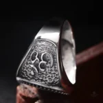 Bague argentée avec design bouddhiste pour un look unique