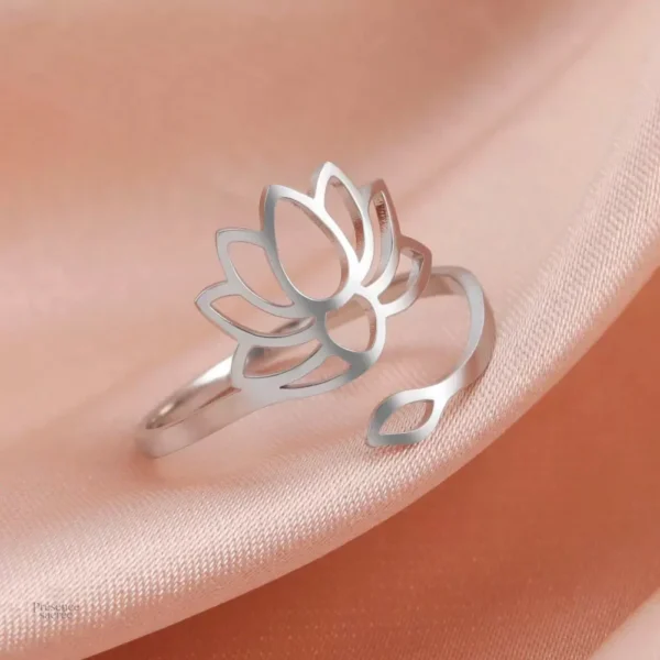 Bague argente fleur de lotus, symbole de pureté