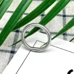 Bague Jonc simple avec motifs bouddhistes discrets