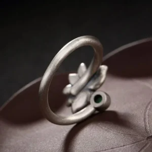 Bijou Lotus en argent, accessoire chic pour femmes inspirées