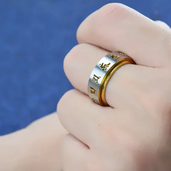 Bague Mantra représentant la sagesse et la sérénité