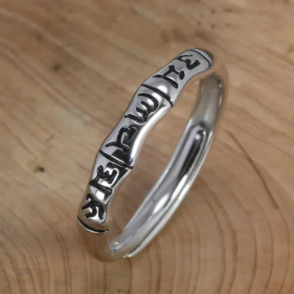 Bague bouddhiste argentée, design minimaliste et élégant