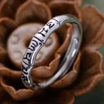 Bijou Mantra en argent, accessoire pour méditation