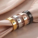 Bague Om en argent, design bouddhiste élégant et apaisant