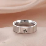 Bague en argent avec motif Om, une touche spirituelle discrète