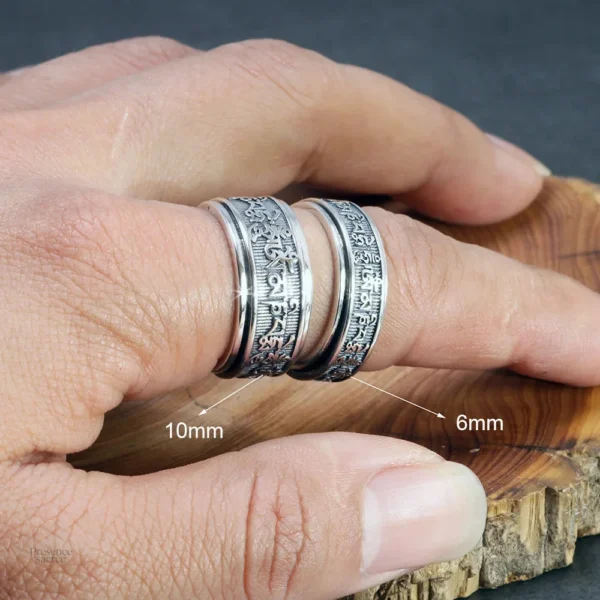 Bague bouddhiste avec inscription manuscrite Om Mani Padme Hum