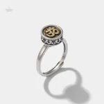 Design unique de la bague Om, portée en méditation